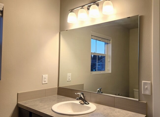 Building Photo - Luxury living in Lacey!