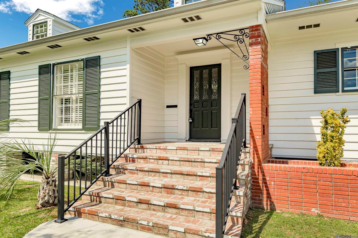 Building Photo - 222 E Sanders St