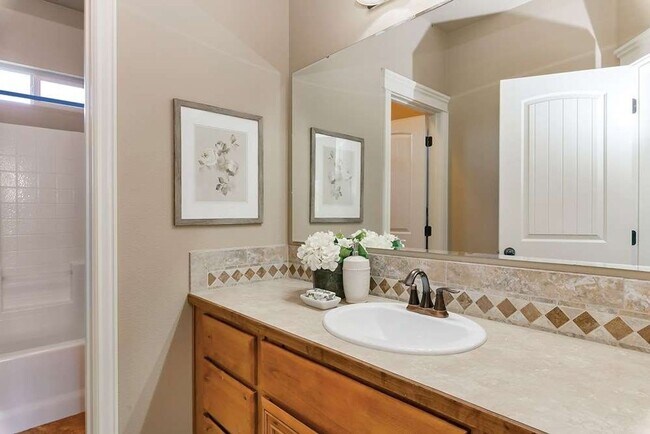 Building Photo - Luxury 4 Bed, 3.5 Bath Home | 4-Car Garage | Resort-Style Amenities