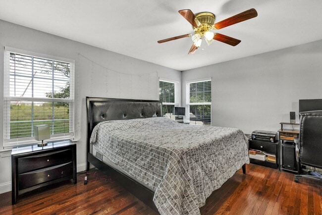 Building Photo - 3120 Pin Oaks Cir NE