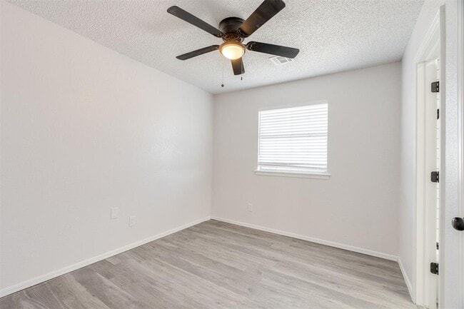 Building Photo - 11715 N Francis Ave