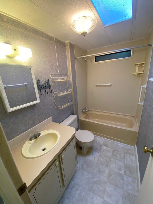 Building Photo - Beautiful 2 + 2, ANNUAL Lease In Orange Bl...