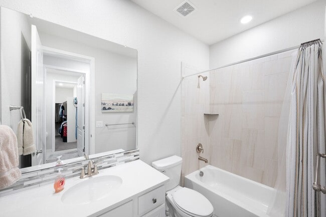Building Photo - Luxury 6BD, 4BA Sterling Ranch Home with L...