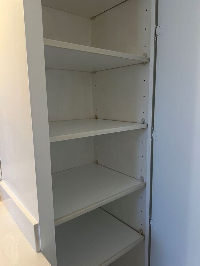 Building Photo - Lovely Lakefront Pinebrook South Home for Annual Rental