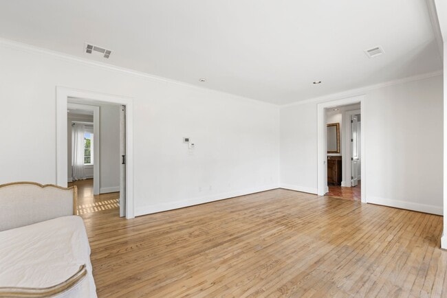 Building Photo - Elegant Living Minutes from the Medical Ce...