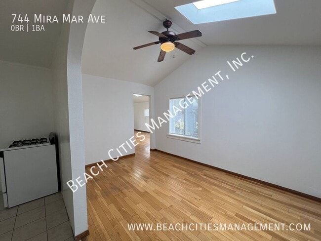 Building Photo - 744 Mira Mar Ave