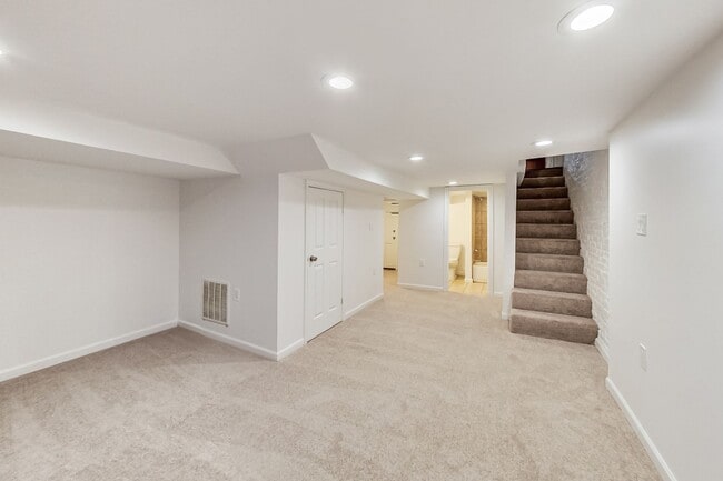 Building Photo - Spacious 3bd/2.5 bath updated townhome in ...