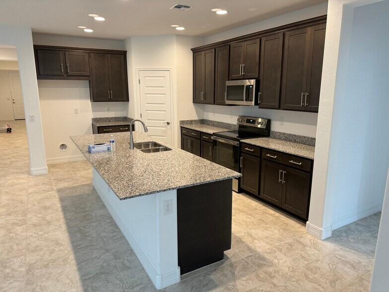 Building Photo - 8758 W Medlock Dr