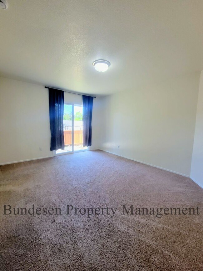 Building Photo - Spacious Westside 5BR Home in Petaluma - E...