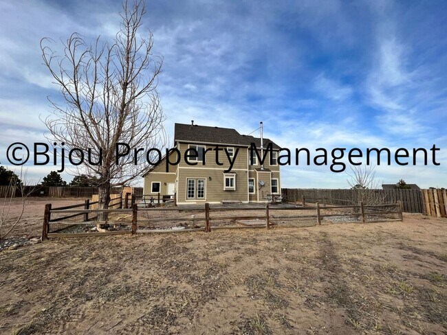 Building Photo - Spacious Country Living!