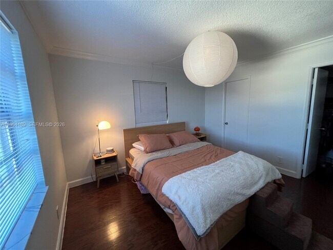 Building Photo - 900 NE 18th Ave