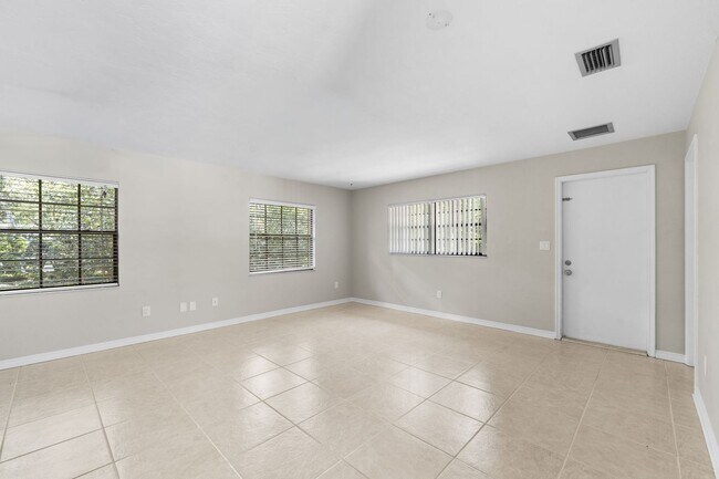 Building Photo - Spacious Pool Home in Desirable NW Gainesville