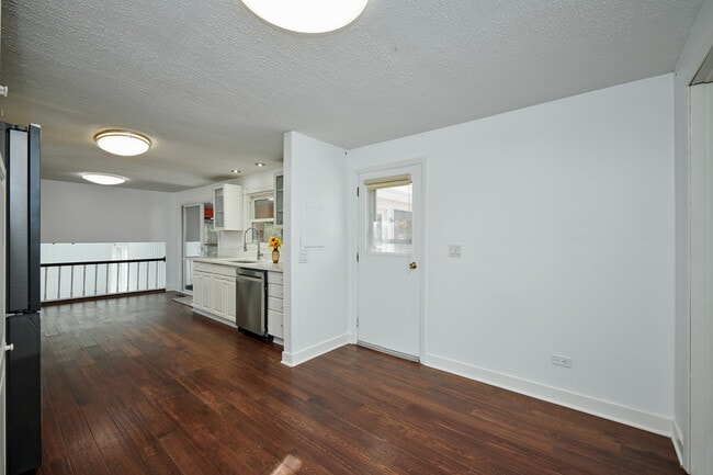 Building Photo - 1613 Hartmann Dr