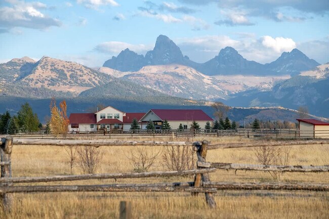 Building Photo - 1711 Fischer Ln