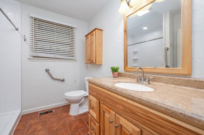 Building Photo - 87 E Hill St