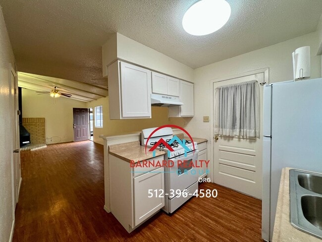 Building Photo - Available Now: 2 bed/1 bath Duplex With Hu...
