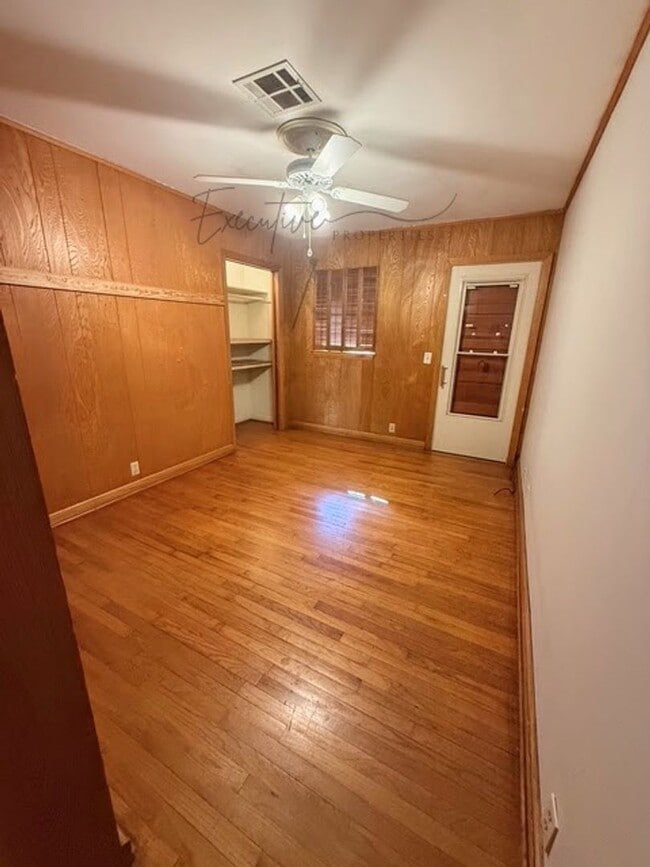 Building Photo - 4-Bedroom Family Home in a Quiet Sulphur N...