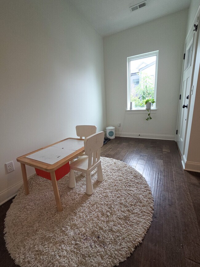 Building Photo - 3125 St Elmo Ave