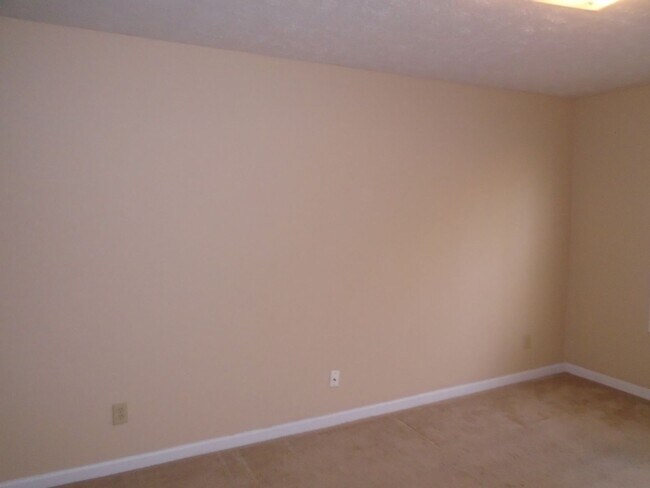 Building Photo - 2Bed / 2 Bath Condo.  Freshly painted, available NOW!!!