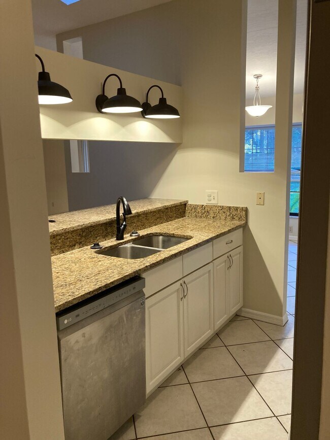 Building Photo - Charming 3 bedroom, 2 bathroom house with ...
