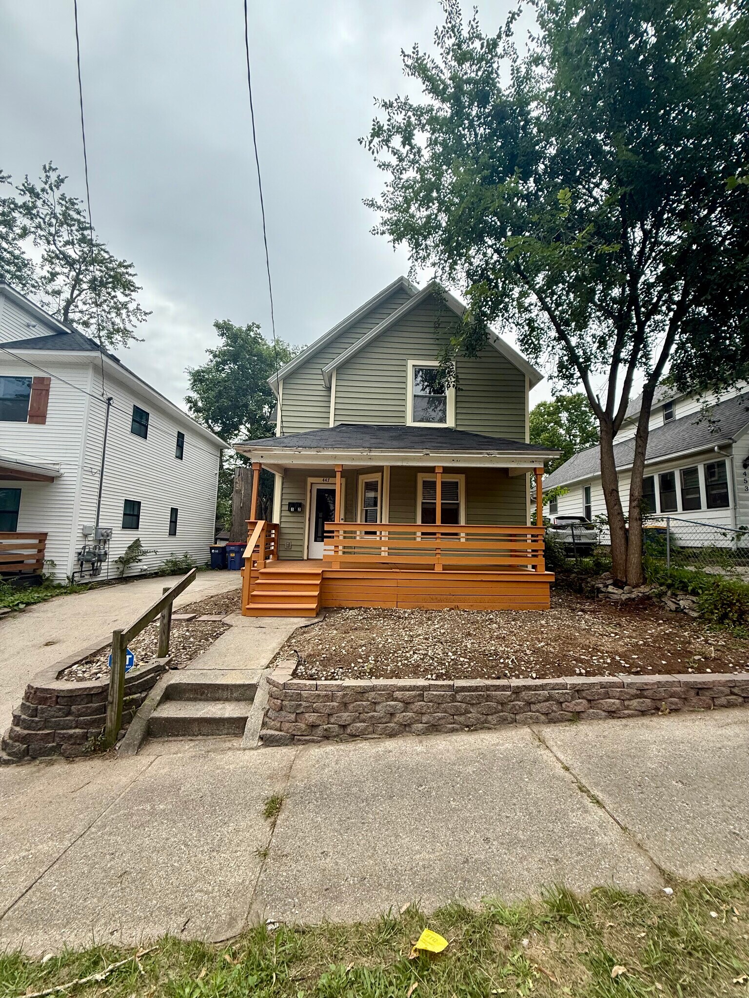 Building Photo - 447 Emerald Ave NE