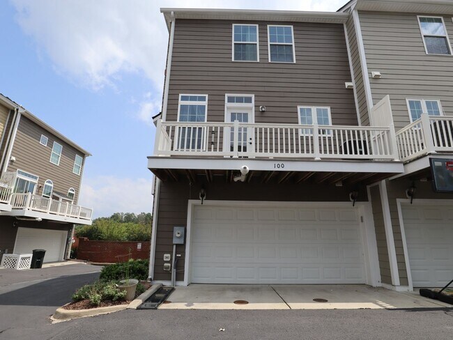 Building Photo - 4BR Corner Townhome in West Broad Village