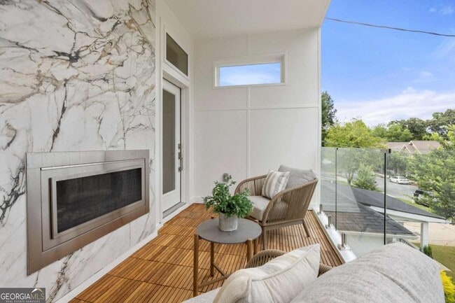 Building Photo - 24 Hutchinson St NE