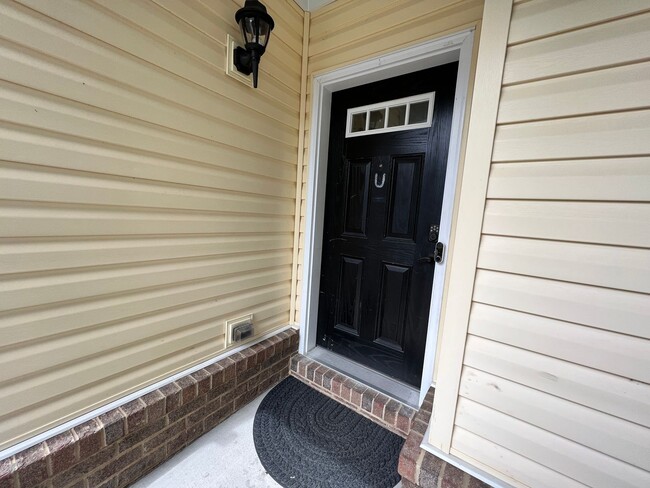 Building Photo - 3 bedroom home in sought after Whitaker Pl...
