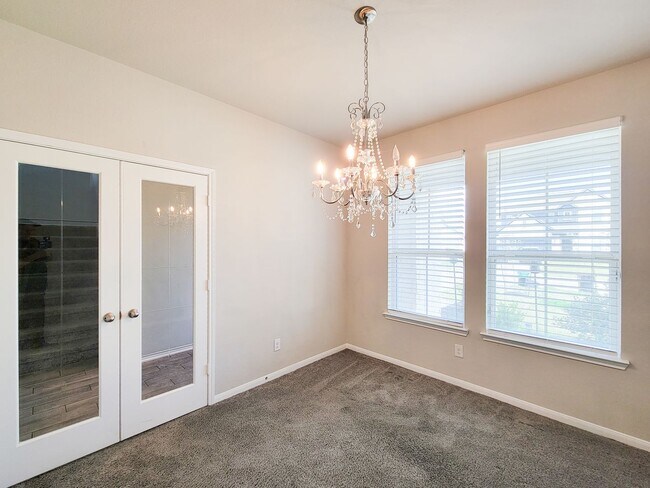 Building Photo - Live comfortably in this stunning Lake Rid...