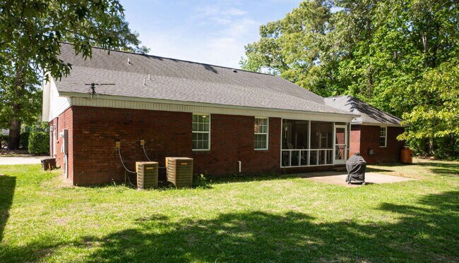 Building Photo - Available mid June!