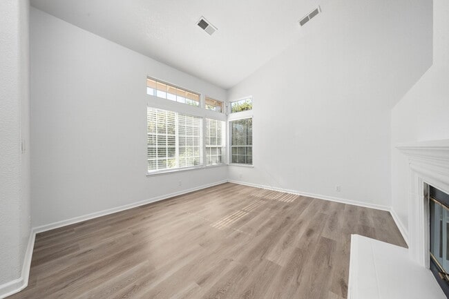 Building Photo - 404 Ruby Ct