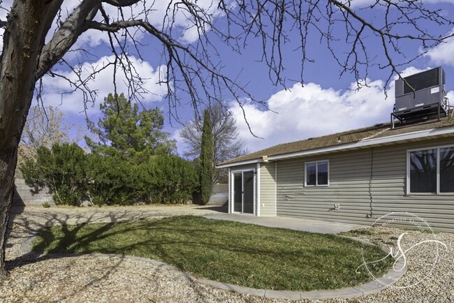 Building Photo - "Beautiful 3-Bed 2-Bath home with a large yard in Ivins!"