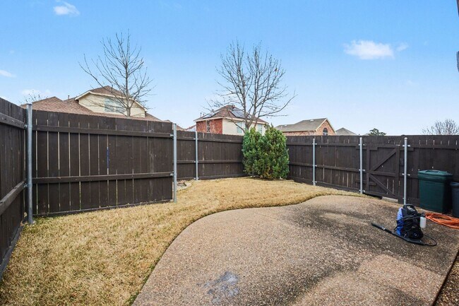 Building Photo - Welcome home to this spacious 3-bedroom, 2-bathroom property offering 2,000 square feet of comfor...
