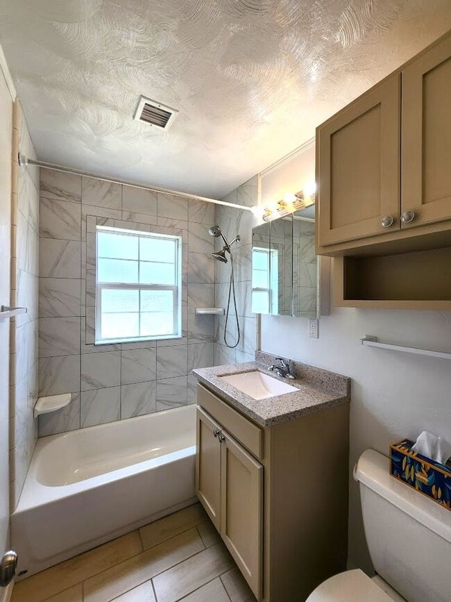 Building Photo - 2 Bed 1 Bath 2 Covered Carport in Corbin P...