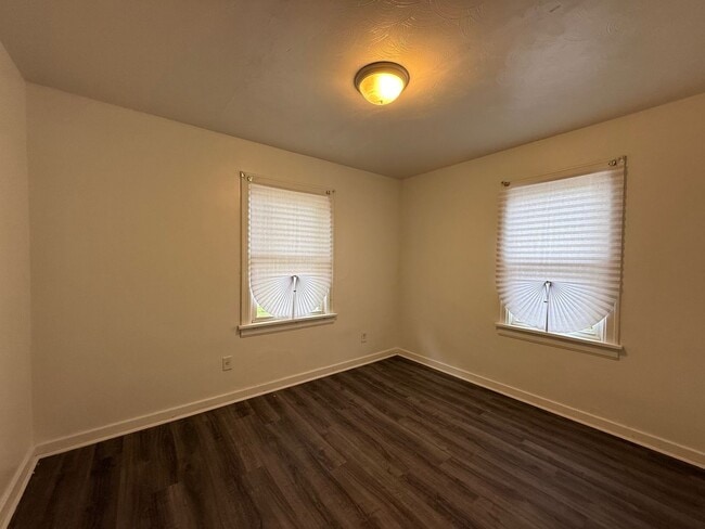 Building Photo - Freshly Renovated Bungalow in Home Park Area!