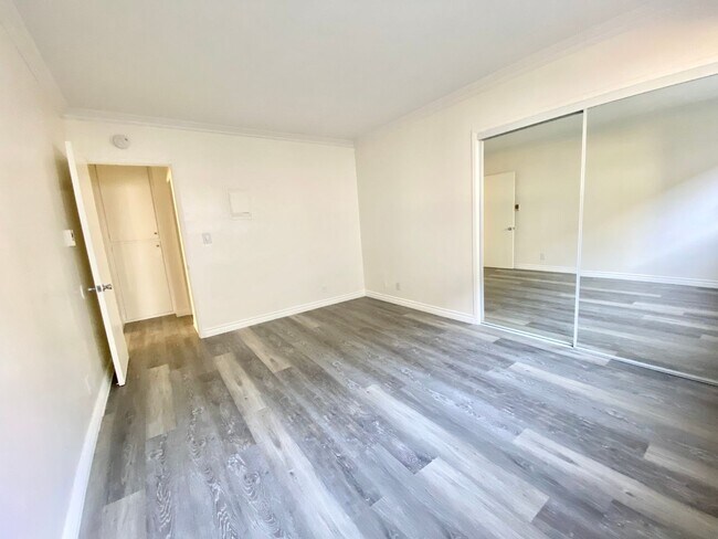 Building Photo - 1030 N. Orange Grove
