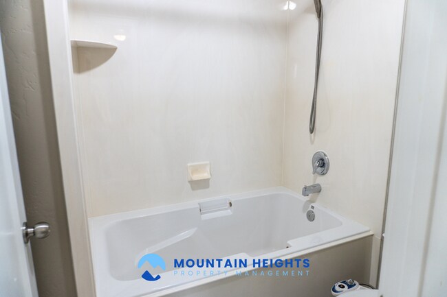 Building Photo - 858 Cecina Ct