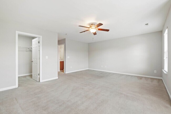 Building Photo - Gorgeous 3BR Townhome with Fresh Updates i...