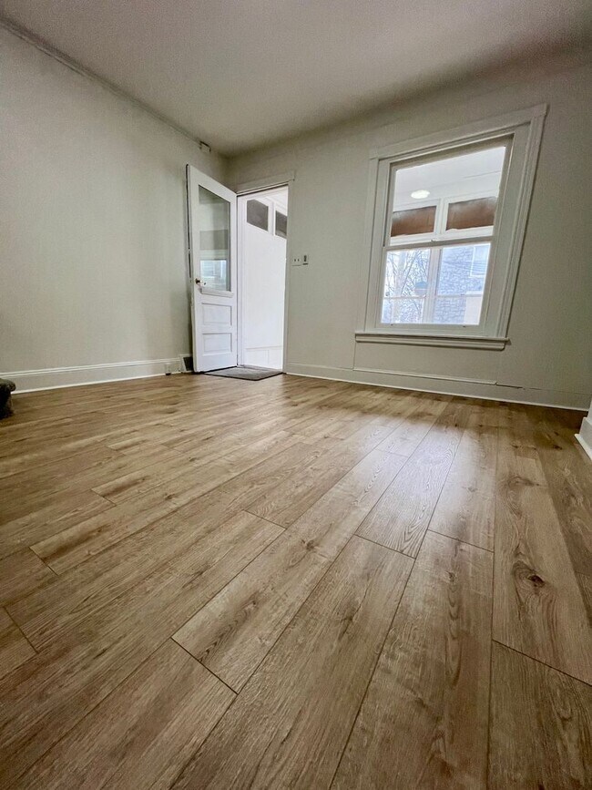 Building Photo - Newly Renovated 3-Bedroom Townhouse in Elmwood Park! Available mid-May! PHA VOUCHERS ACCEPTED!