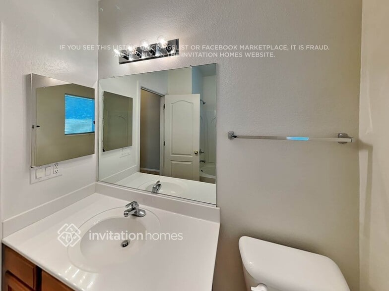 Building Photo - 686 E Payton St