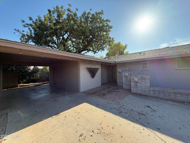 Building Photo - 2114 S La Rosa Dr