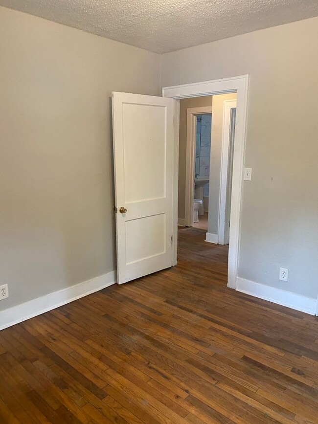 Building Photo - 2 bedroom, 1 bath single family cottage av...