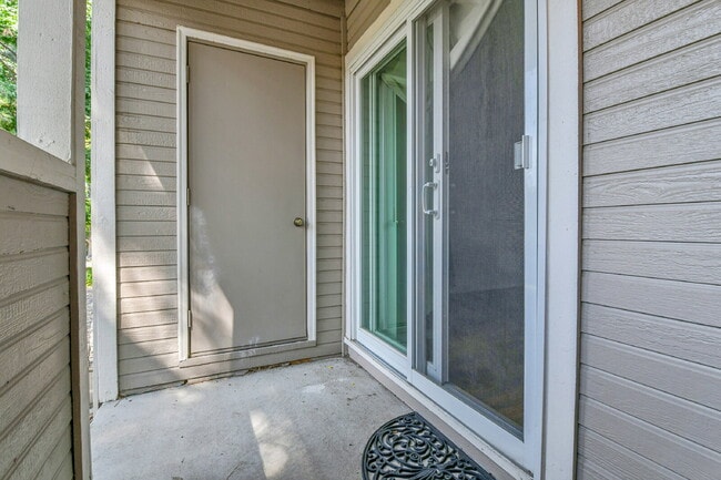 Building Photo - $1,775.00, 2-bed, 2-bath condo in Lakewood.