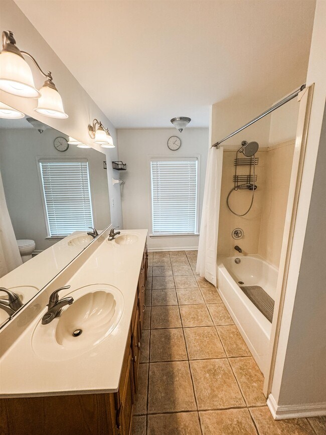 Building Photo - 705 Cotham Dr