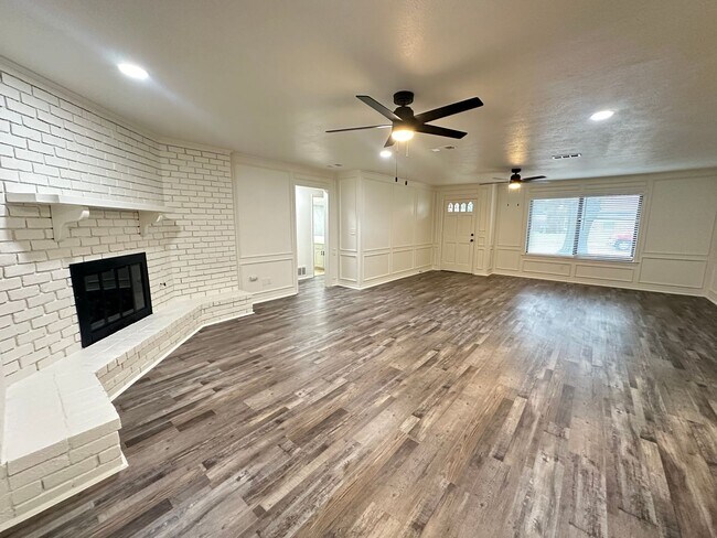Building Photo - PLANO 4-bed 3-bath 2-car garage with huge workshops