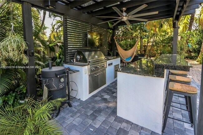 Building Photo - 1516 Funston St