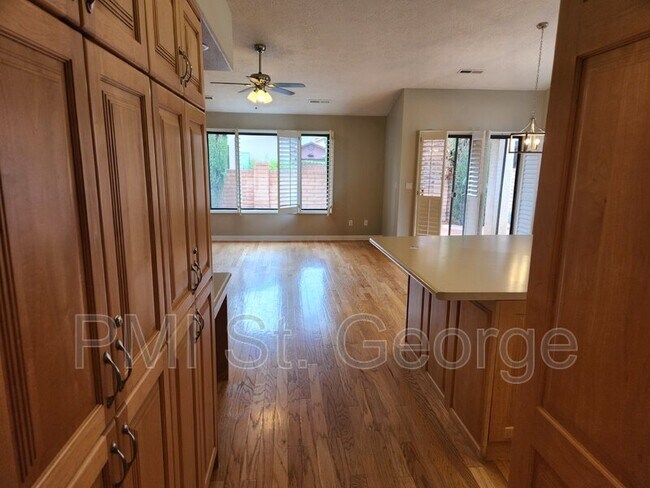 Building Photo - 545 S Valley View Dr