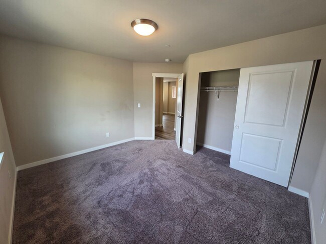 Building Photo - 2524 Jacaranda Ave