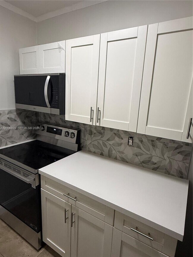 Building Photo - 2816 Pine Tree Dr