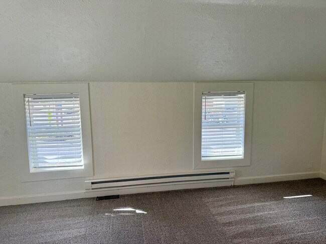 Building Photo - Large renovated 2 bedroom apartment in the...